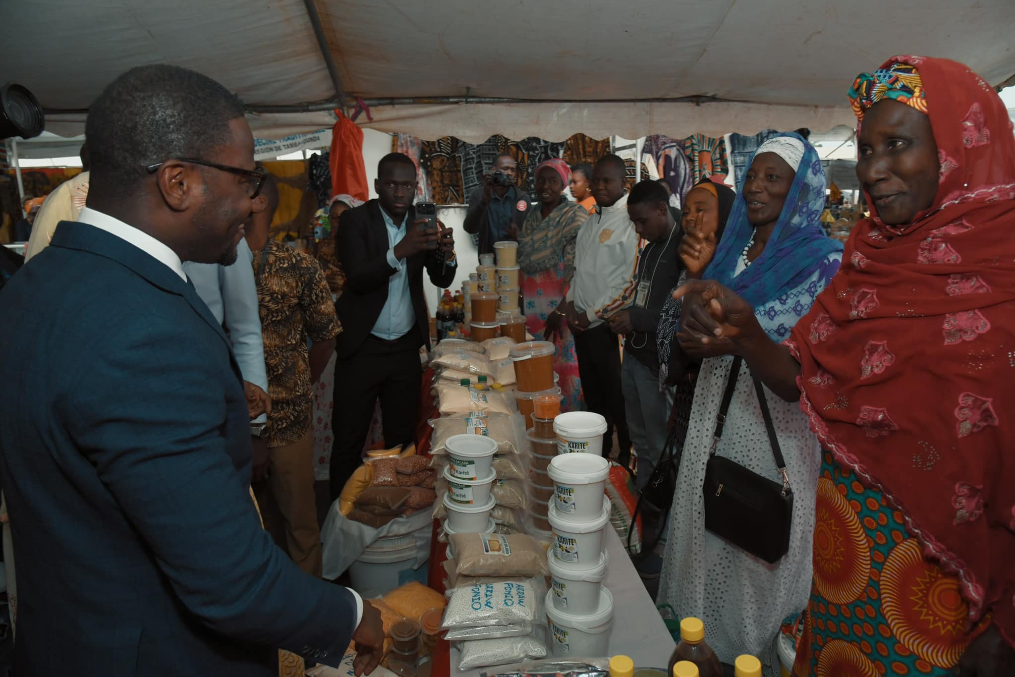 Foire Internationale de Dakar | Ousmane Sylla à la rencontre des ambassadrices de la région de Kédougou